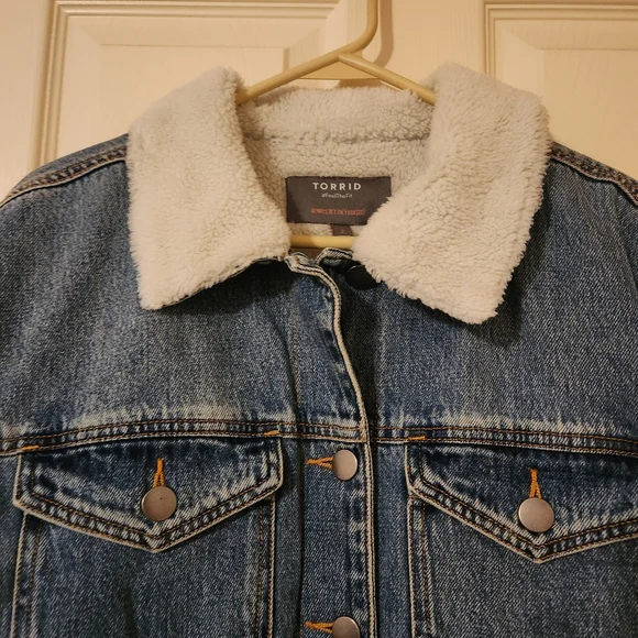 Torrid NWT Size 2X (18-20) Sherpa Lined Denim Trucker Jacket From 2025  $130MSRP - Picture 4 of 9